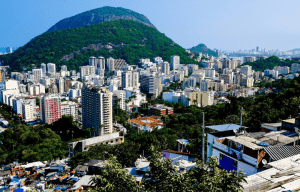 Nos últimos anos, a filantropia no Brasil tem sido alvo de crescente escrutínio, catalisado tanto por movimentos globais quanto nacionais, como o Black Lives Matter (Vidas Negras Importam, no Brasil), o movimento #ShiftThePower (#PoderParaAsComunidades, em português), o Mês da Filantropia que Transforma, promovido pela Comuá e parceiros, a Philanthropy Transformation Initiative (Iniciativa pela Transformação da Filantropia, em tradução livre), pela WINGS, entre outros. Essas iniciativas promovidas por diversos atores da sociedade civil, bem como por organizações e redes filantrópicas, refletem uma crescente conscientização sobre a necessidade de abordar não apenas desafios sociais imediatos e a policrise, mas também questões sistêmicas que estão na raiz das desigualdades e da injustiça. Elas também levantam a questão do papel (e compromisso) real da filantropia com a transformação.