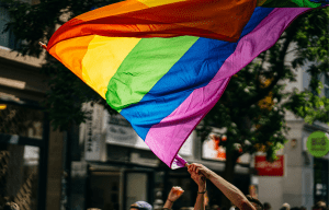 Por que precisamos ampliar o financiamento para organizações LGBTQIAPN+?